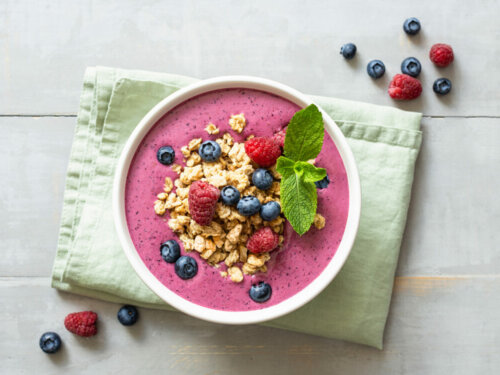 PINK SMOOTHIEBOWL MED BÆR OG SPRØD GRANOLA